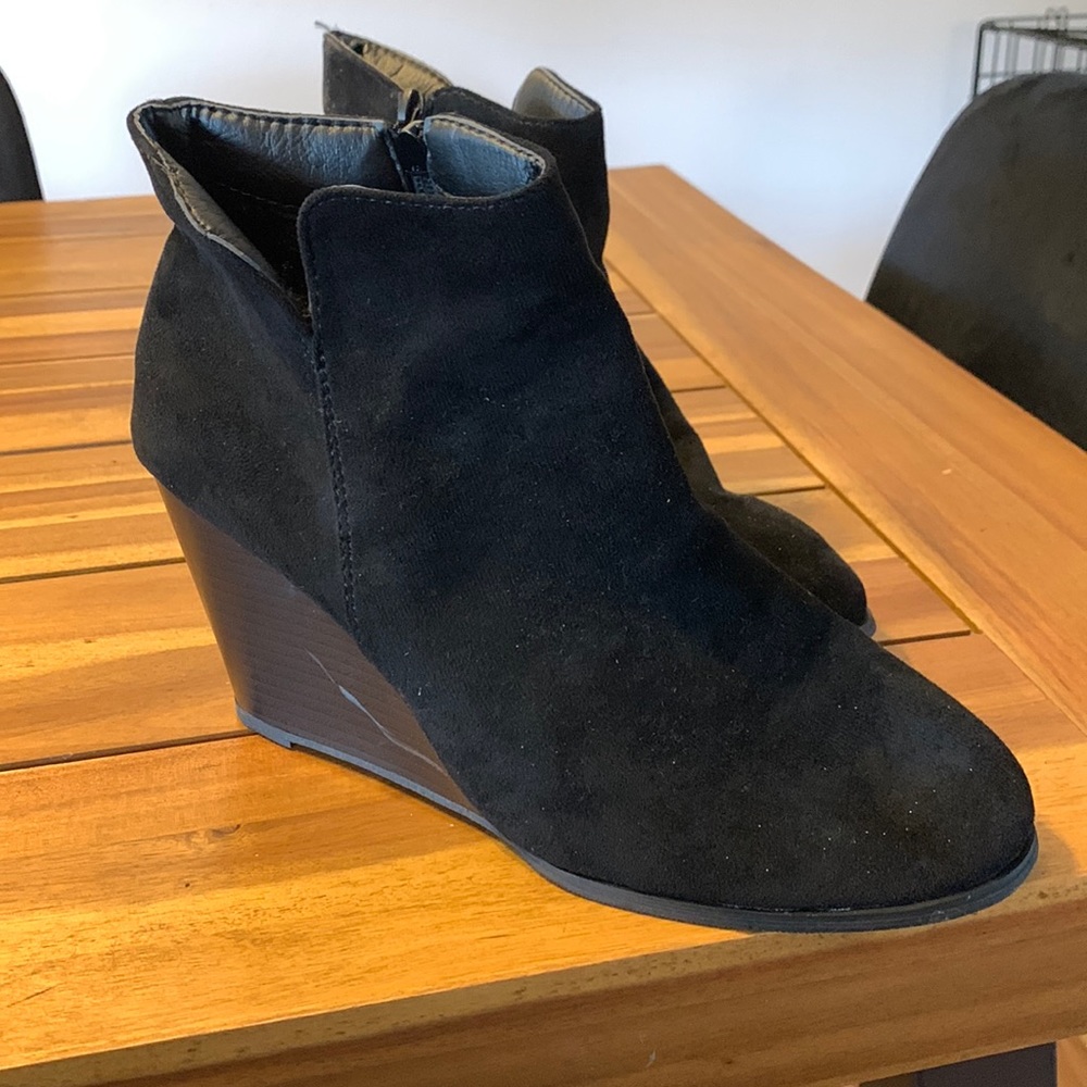Heeled black ankle boots